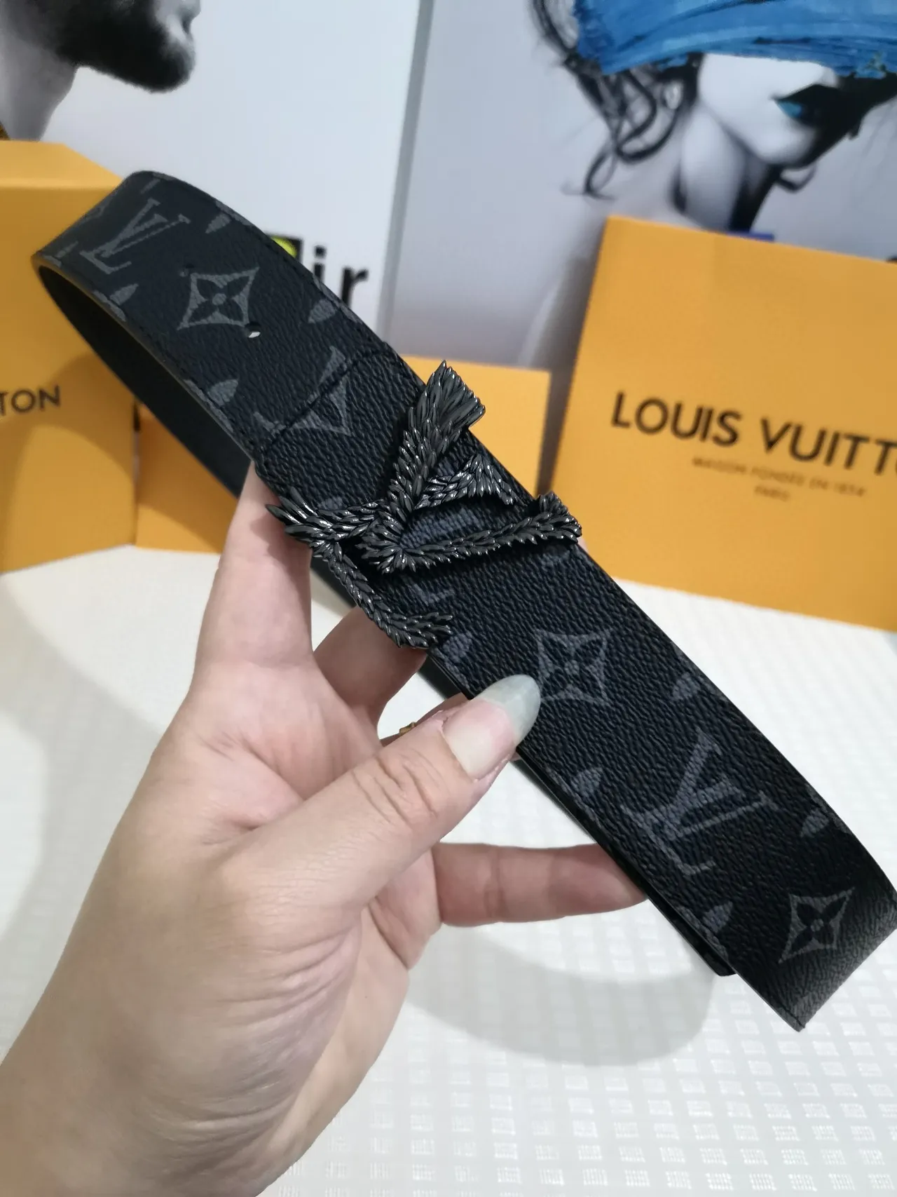 लुई विटटन काली ग्रे Monogram Empreinte स्कल्प्टेड लॉरेल रीथ बकल लेदर बेल्ट 7