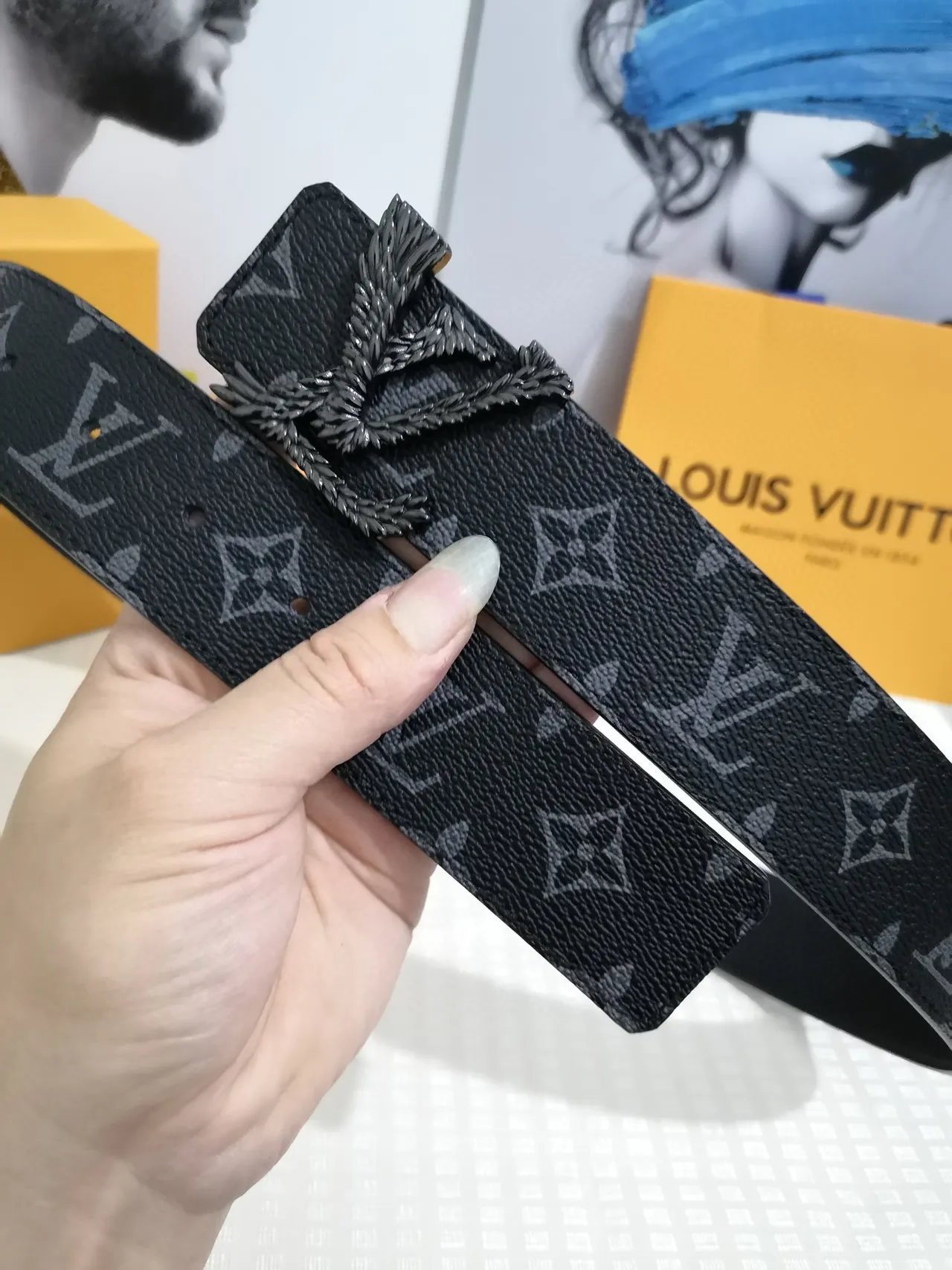 लुई विटटन काली ग्रे Monogram Empreinte स्कल्प्टेड लॉरेल रीथ बकल लेदर बेल्ट 8