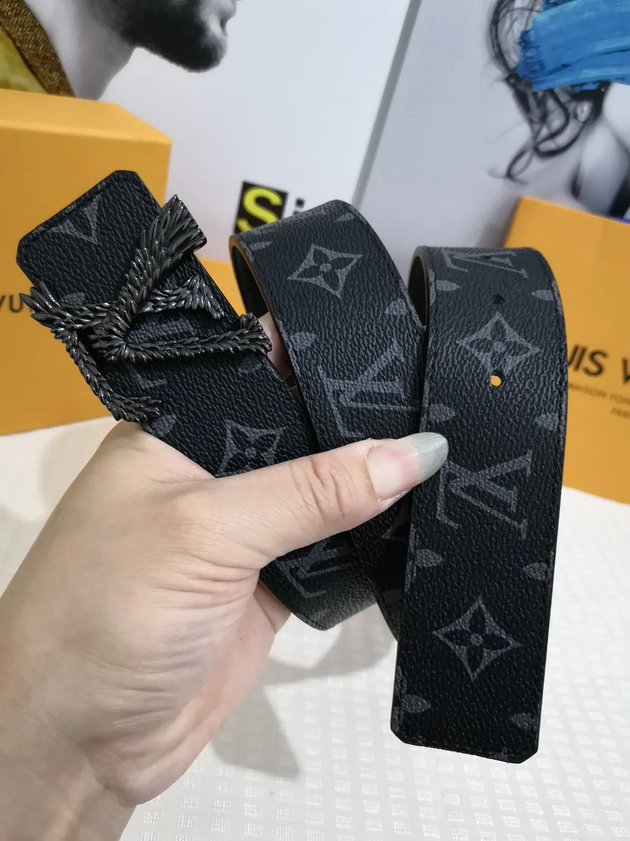 लुई विटटन काली ग्रे Monogram Empreinte स्कल्प्टेड लॉरेल रीथ बकल लेदर बेल्ट 9