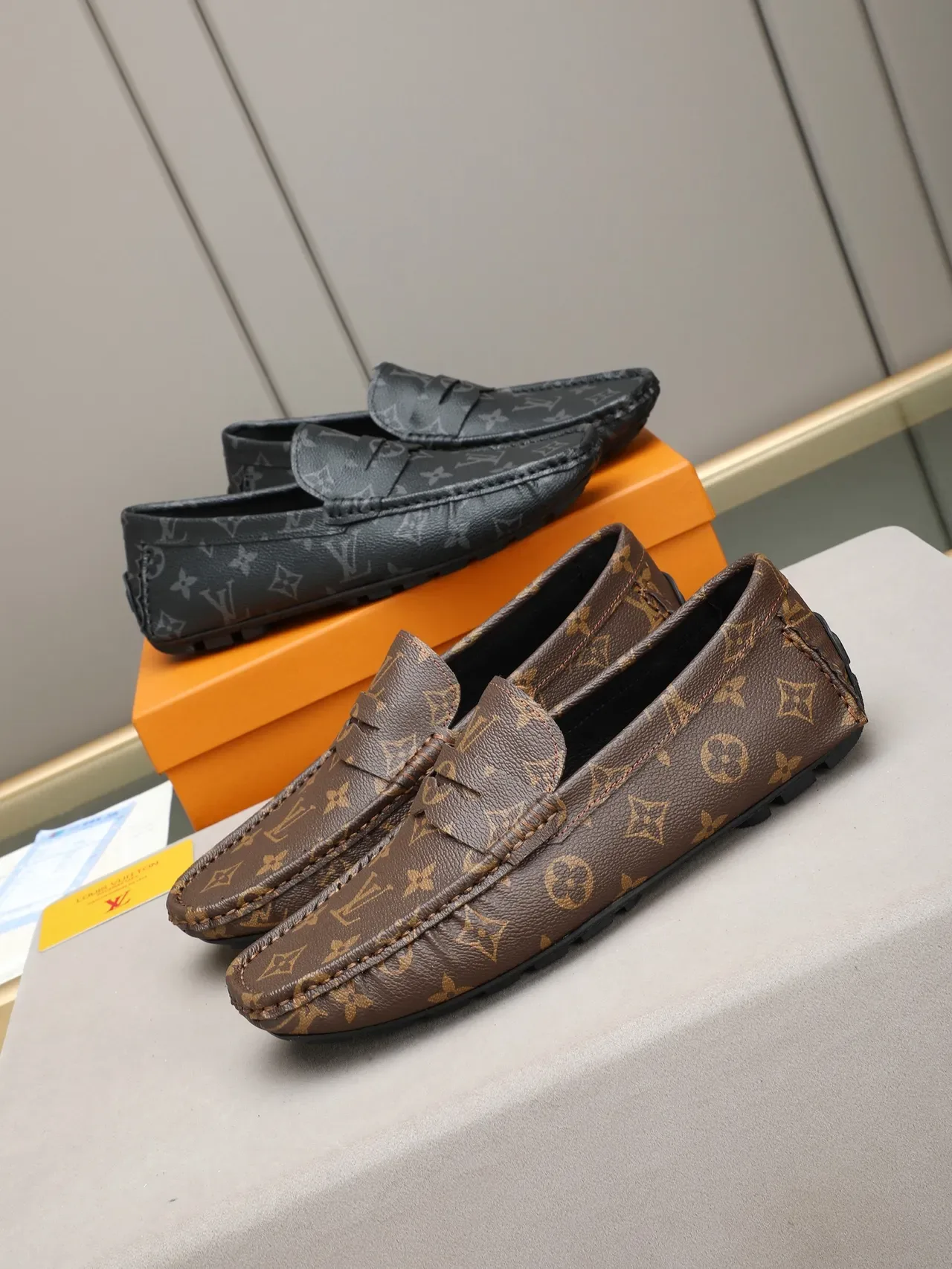 Louis Vuitton Mocassins Penny Preto e Cinza Monogram Couro 2