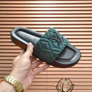 Louis Vuitton Chinelos pretos verdes acolchoados com alça monograma embossado