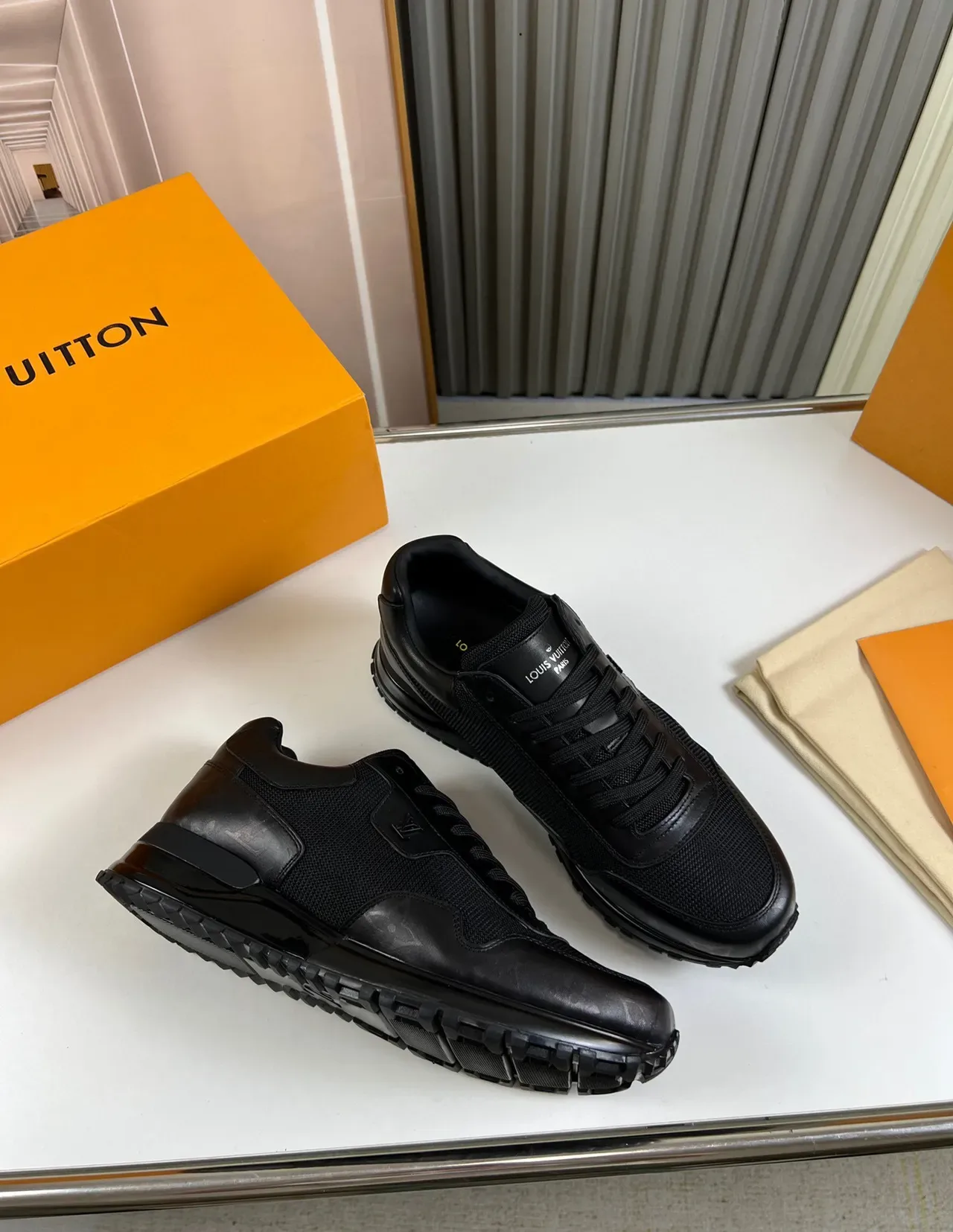 Louis Vuitton Sneakers Lifestyle Negras Monocromáticas De Upper Mixto De Malla Y Cuero 5