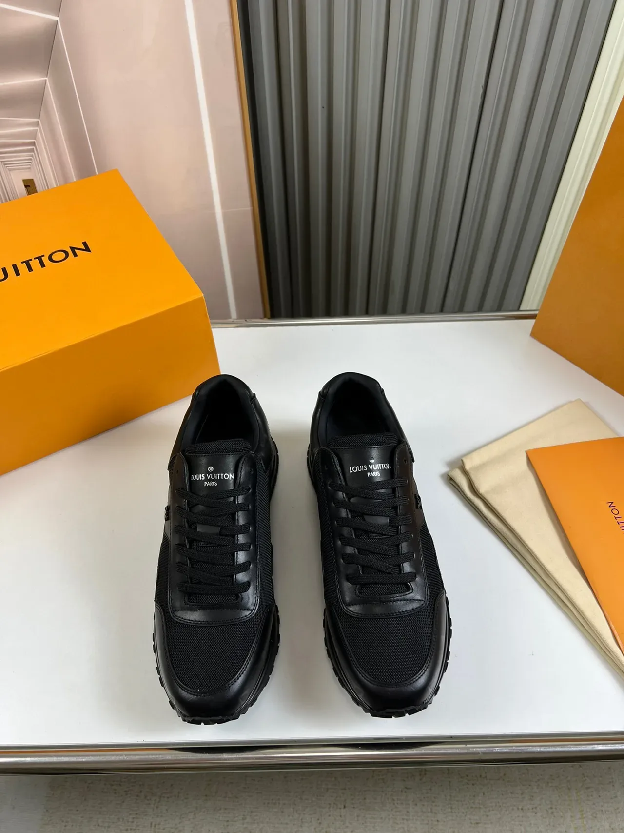 Louis Vuitton Sneakers Lifestyle Negras Monocromáticas De Upper Mixto De Malla Y Cuero 7