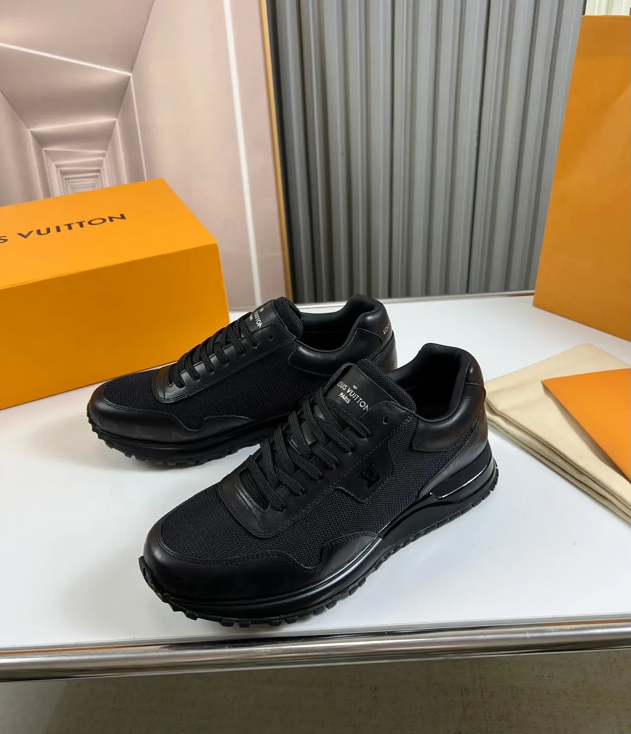 Louis Vuitton Sneakers Lifestyle Negras Monocromáticas De Upper Mixto De Malla Y Cuero 8