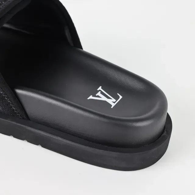 Louis Vuitton Sandales de plateforme noires à bride toile canvas monogrammed et semelle chunky 4