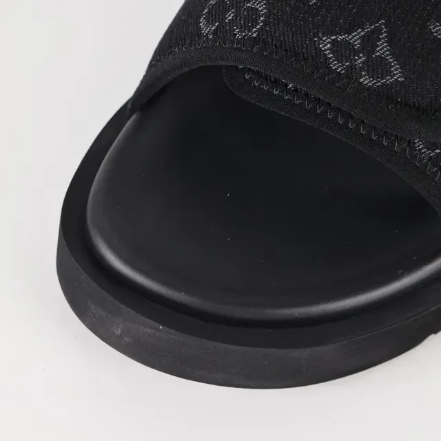 Louis Vuitton Sandales de plateforme noires à bride toile canvas monogrammed et semelle chunky 5