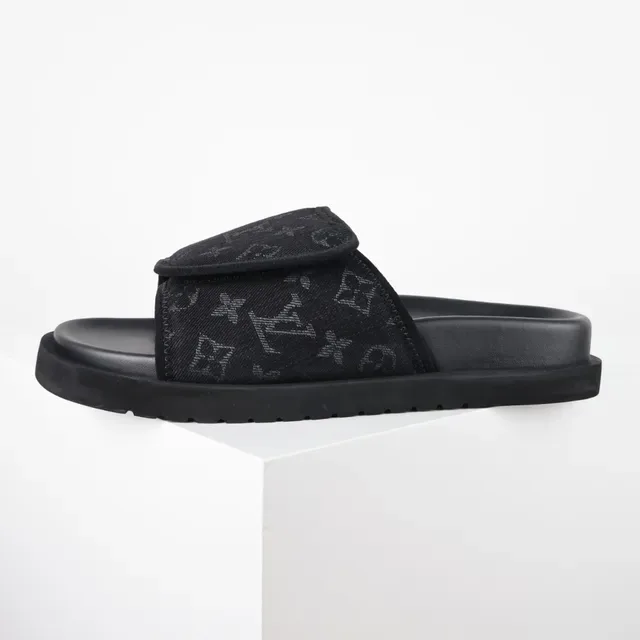 Louis Vuitton Sandales de plateforme noires à bride toile canvas monogrammed et semelle chunky 9