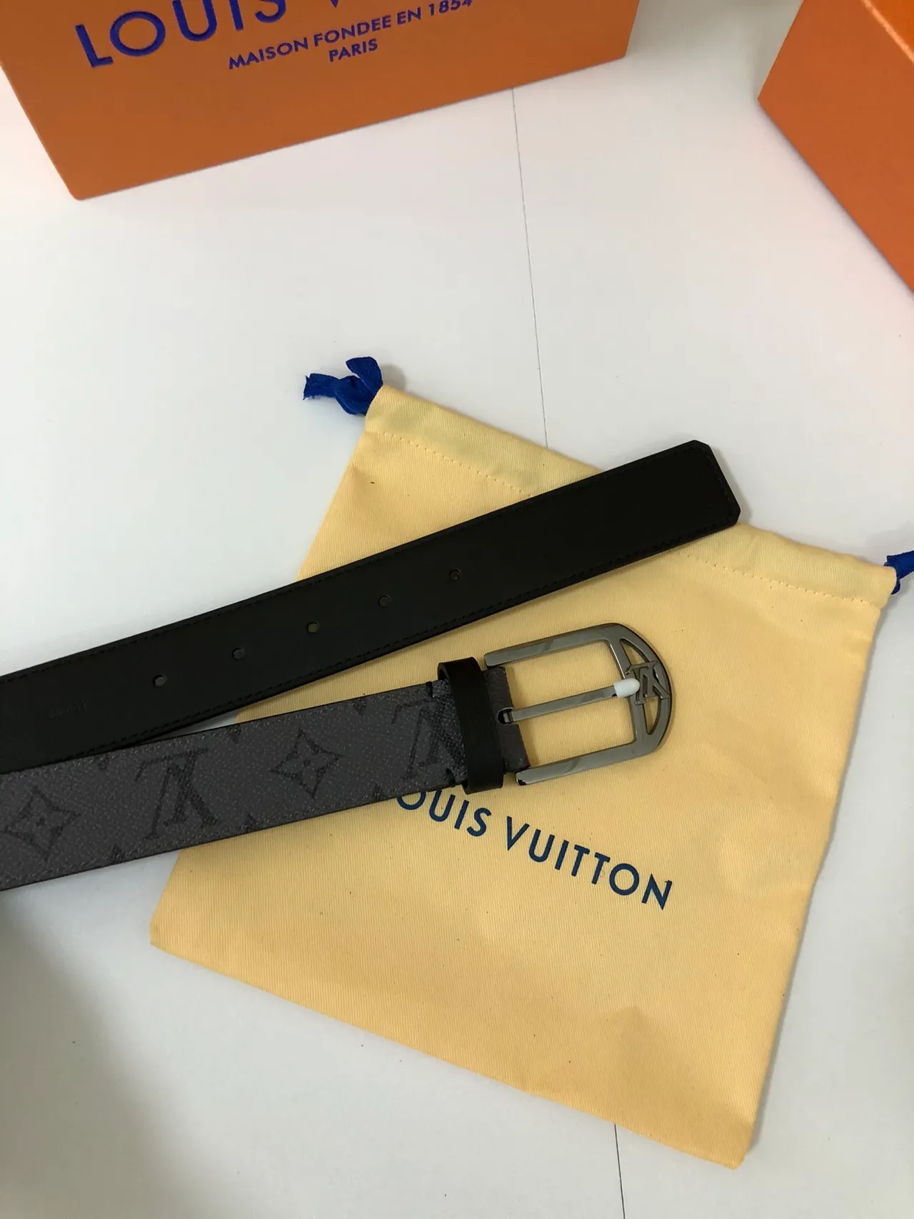 Louis Vuitton Cinto de couro preto prateado Monogram-Embossed Gunmetal fivela curva 4