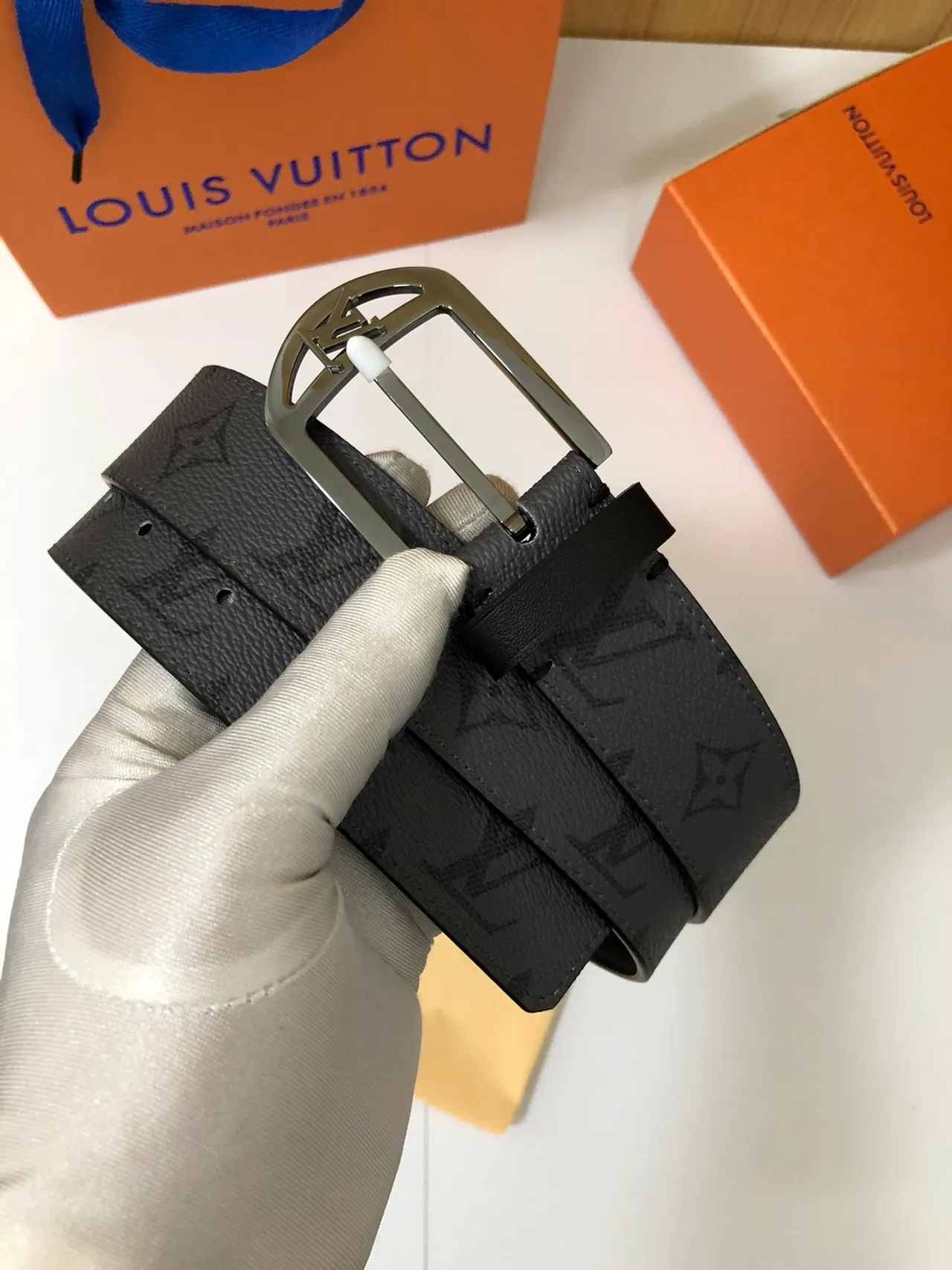 Louis Vuitton Cinto de couro preto prateado Monogram-Embossed Gunmetal fivela curva 6