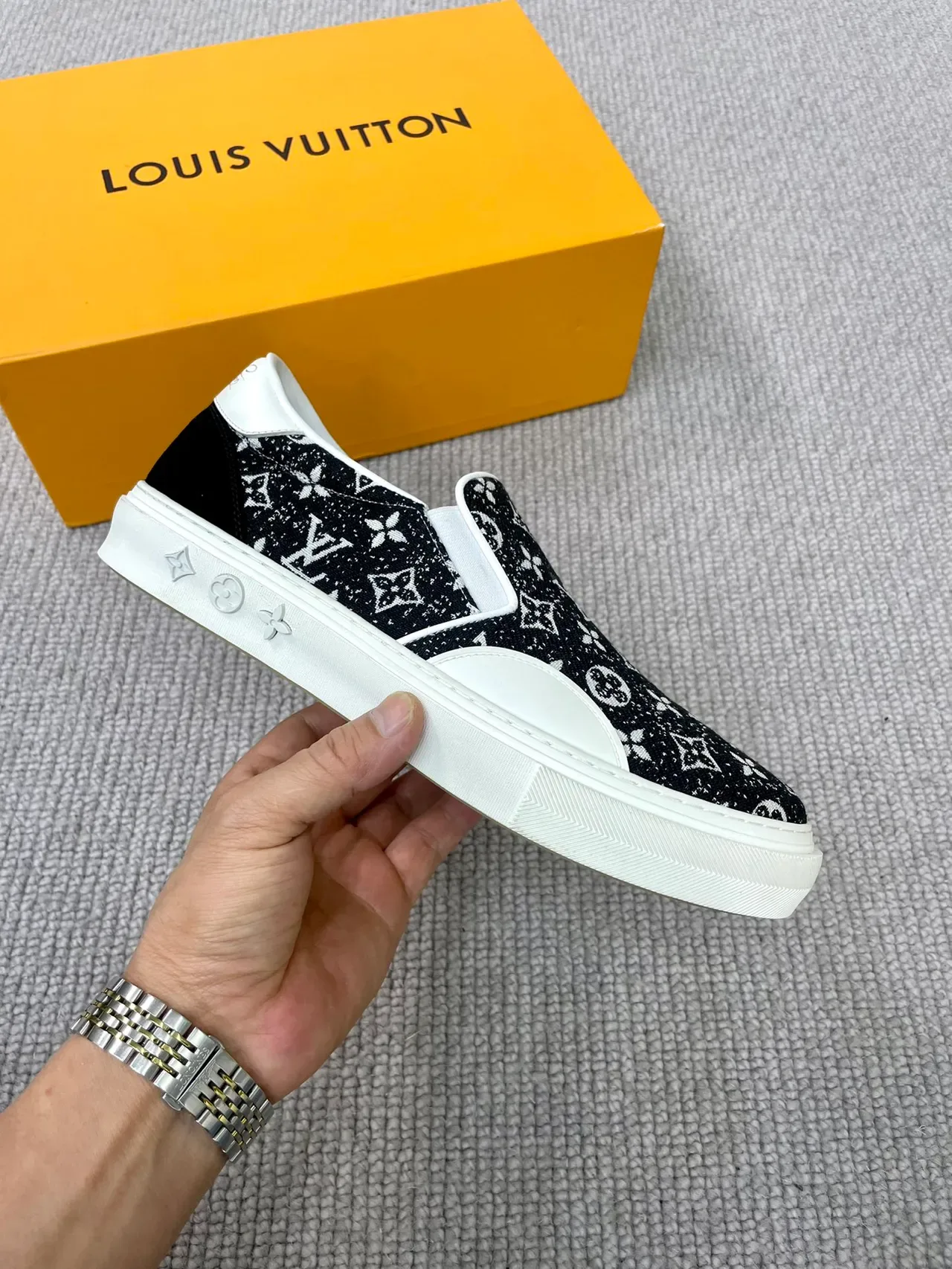 Louis Vuitton أحذية رياضية أسود أبيض سليب أون مونوغرام كانفاس أسلوب حياة 4