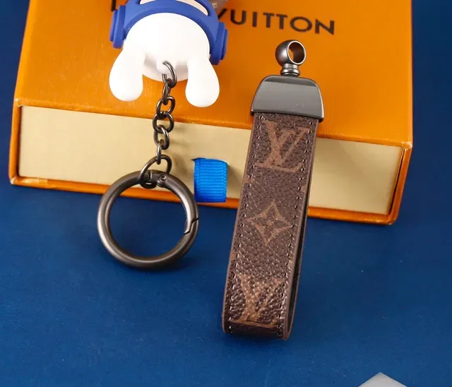 Louis Vuitton নীল বাদামী Monogrammed চামড়ার স্ট্র্যাপ Vinyl Character Charm হ্যান্ডব্যাগ 2