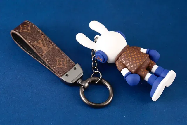 Louis Vuitton নীল বাদামী Monogrammed চামড়ার স্ট্র্যাপ Vinyl Character Charm হ্যান্ডব্যাগ 5