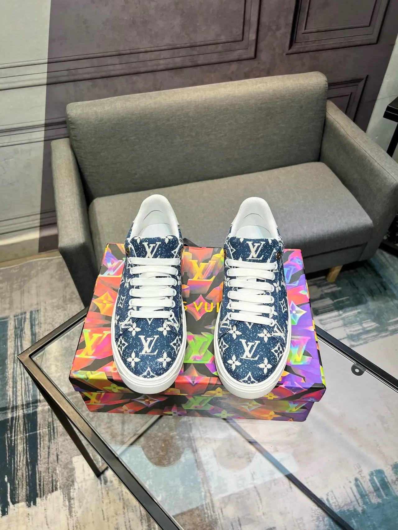 Louis Vuitton Tênis lifestyle com parte superior de denim com Monogram-Print em azul e branco, sola de borracha 2