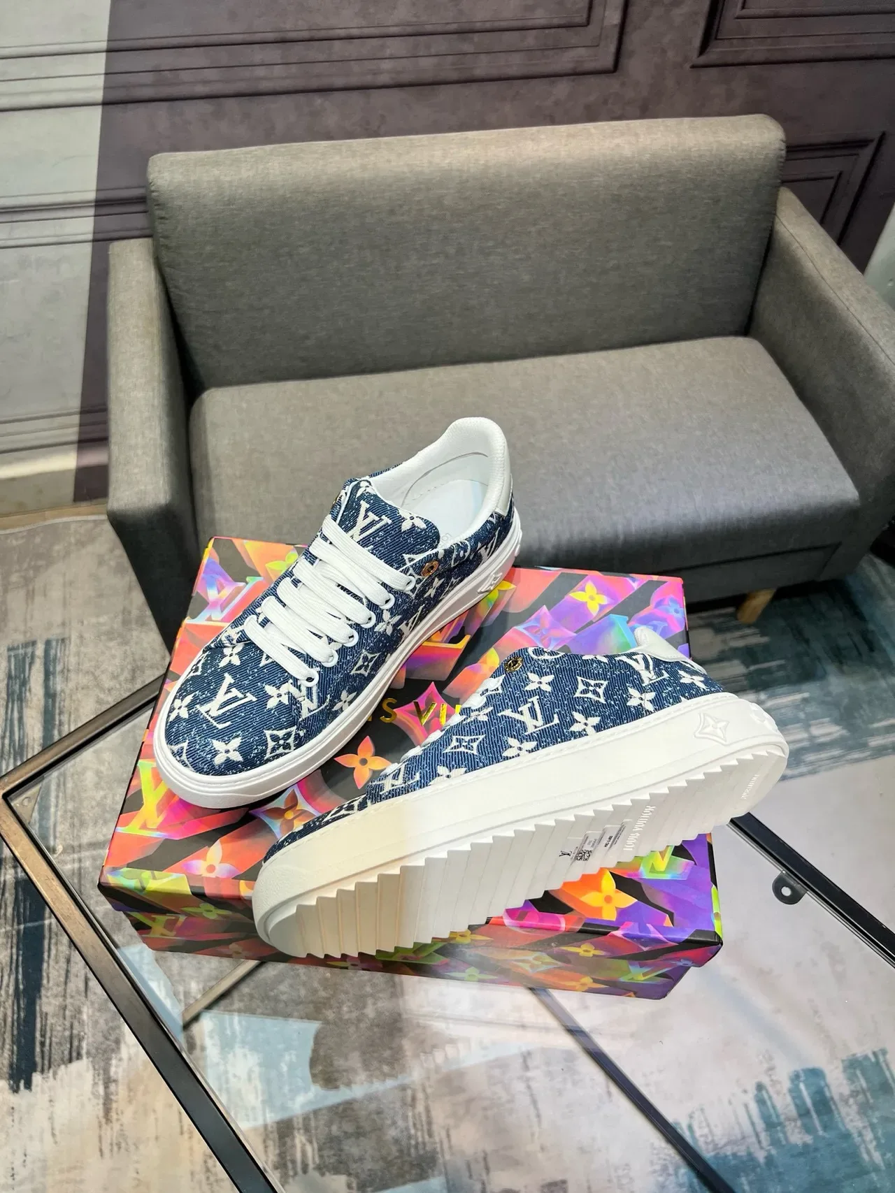 Louis Vuitton Tênis lifestyle com parte superior de denim com Monogram-Print em azul e branco, sola de borracha 3