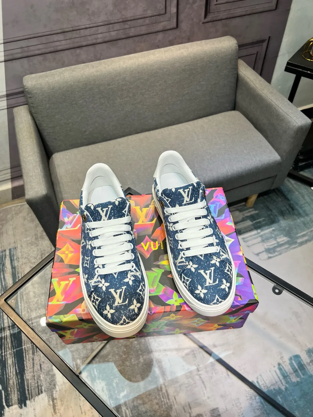Louis Vuitton Tênis lifestyle com parte superior de denim com Monogram-Print em azul e branco, sola de borracha 4