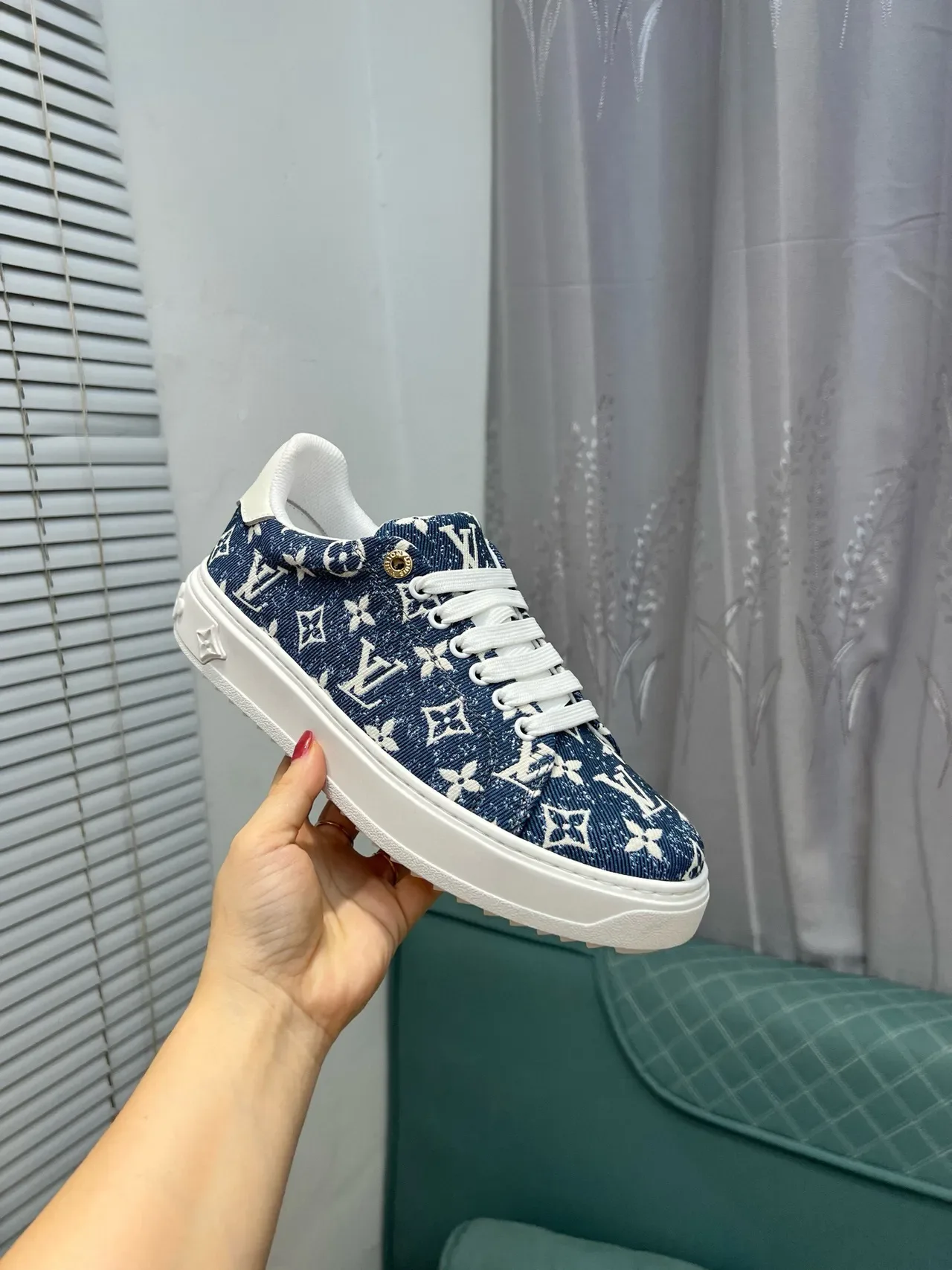 Louis Vuitton Tênis lifestyle com parte superior de denim com Monogram-Print em azul e branco, sola de borracha 5