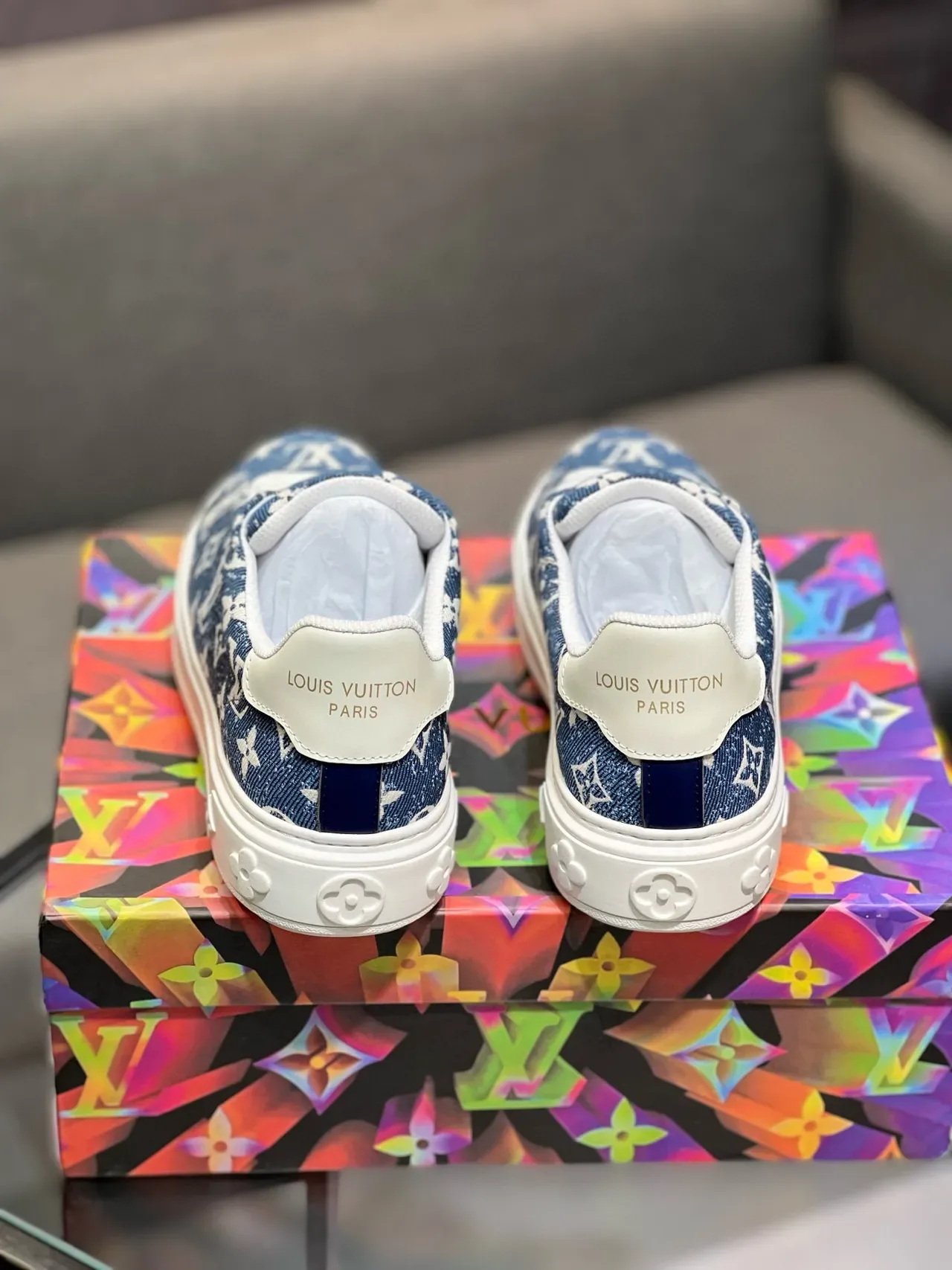 Louis Vuitton Tênis lifestyle com parte superior de denim com Monogram-Print em azul e branco, sola de borracha 7