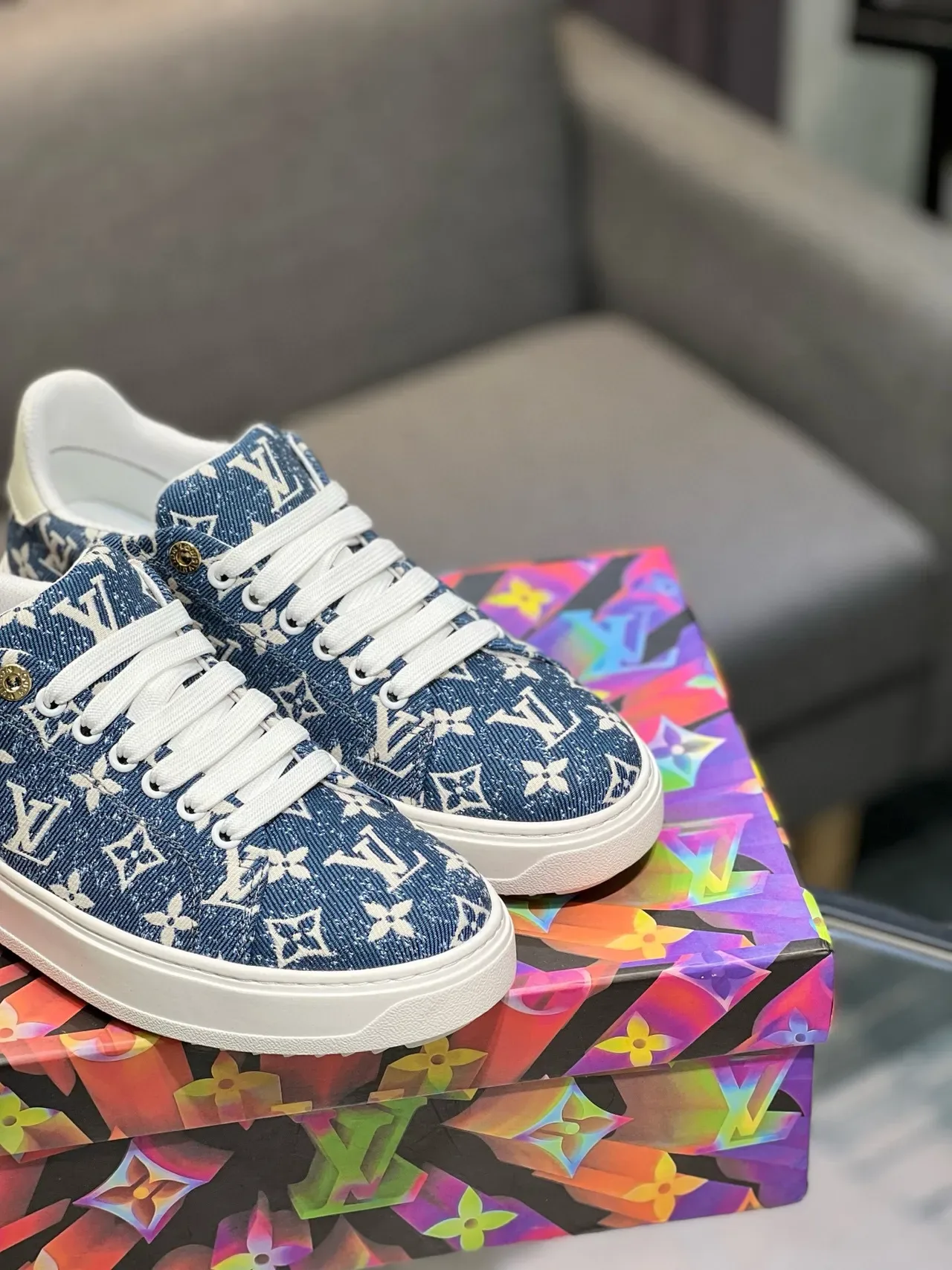 Louis Vuitton Tênis lifestyle com parte superior de denim com Monogram-Print em azul e branco, sola de borracha 8