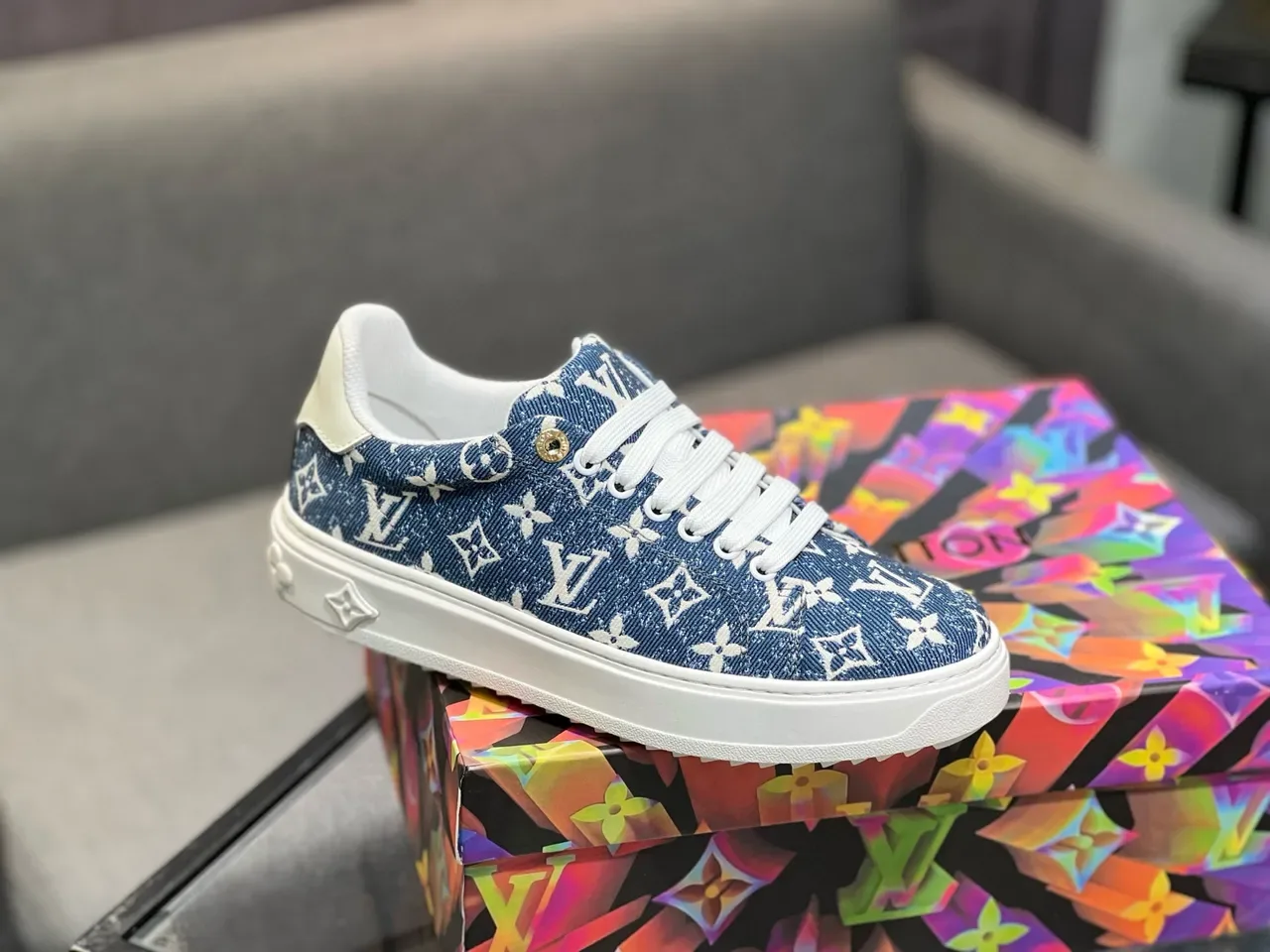 Louis Vuitton Tênis lifestyle com parte superior de denim com Monogram-Print em azul e branco, sola de borracha 9