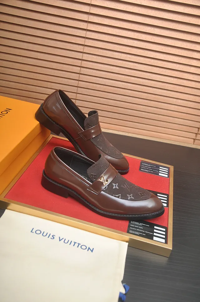Louis Vuitton بني أسود جلد لامع نسيج مطبوع فامب لوفر 4