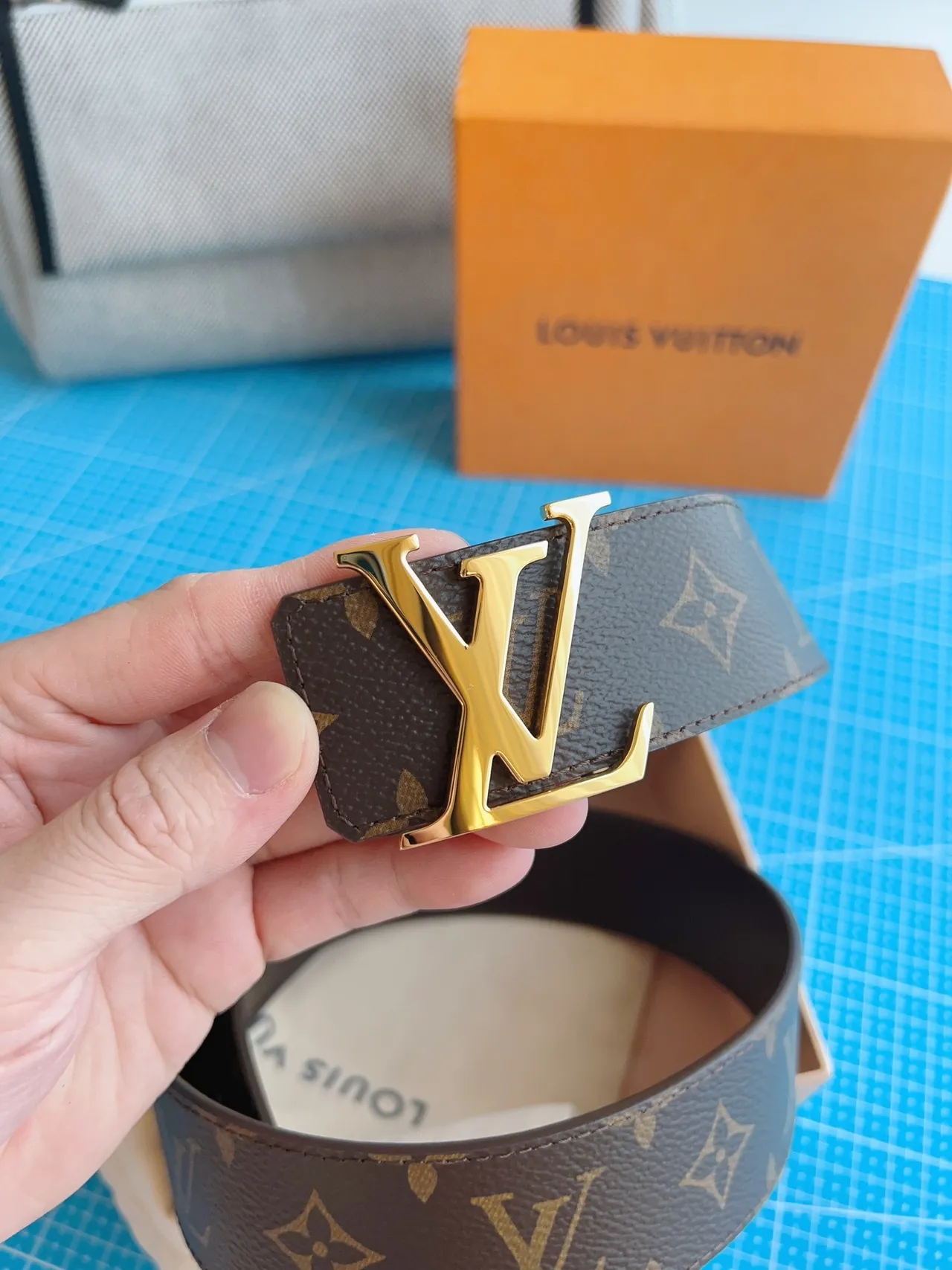 Louis Vuitton marron or Monogram-Coated Canvas LV boucle cuir 3