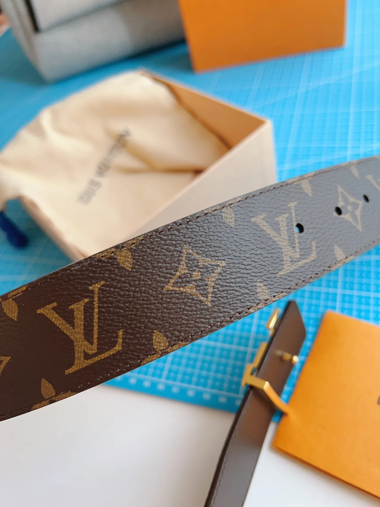 Louis Vuitton marron or Monogram-Coated Canvas LV boucle cuir 6