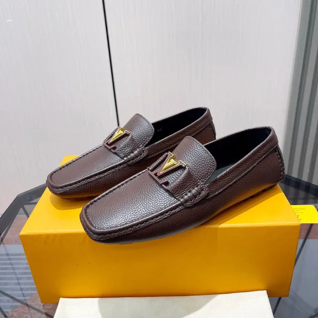 Louis Vuitton marrón dorado cuero texturizado metálico LV hebilla loafer 2