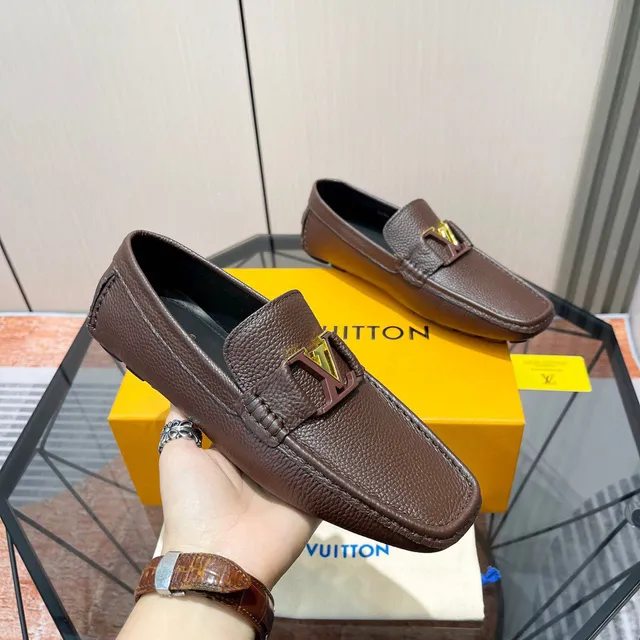 Louis Vuitton marrón dorado cuero texturizado metálico LV hebilla loafer 7