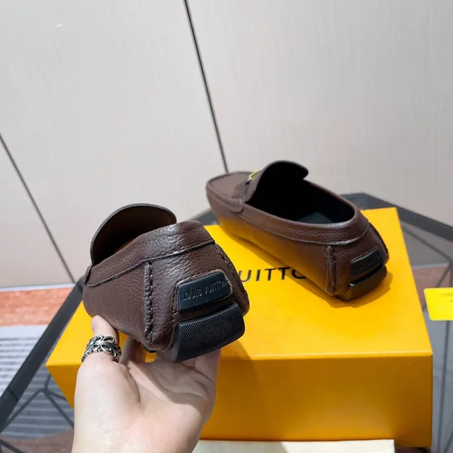 Louis Vuitton marrón dorado cuero texturizado metálico LV hebilla loafer 8