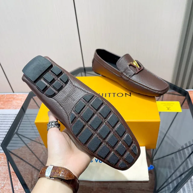 Louis Vuitton marrón dorado cuero texturizado metálico LV hebilla loafer 9