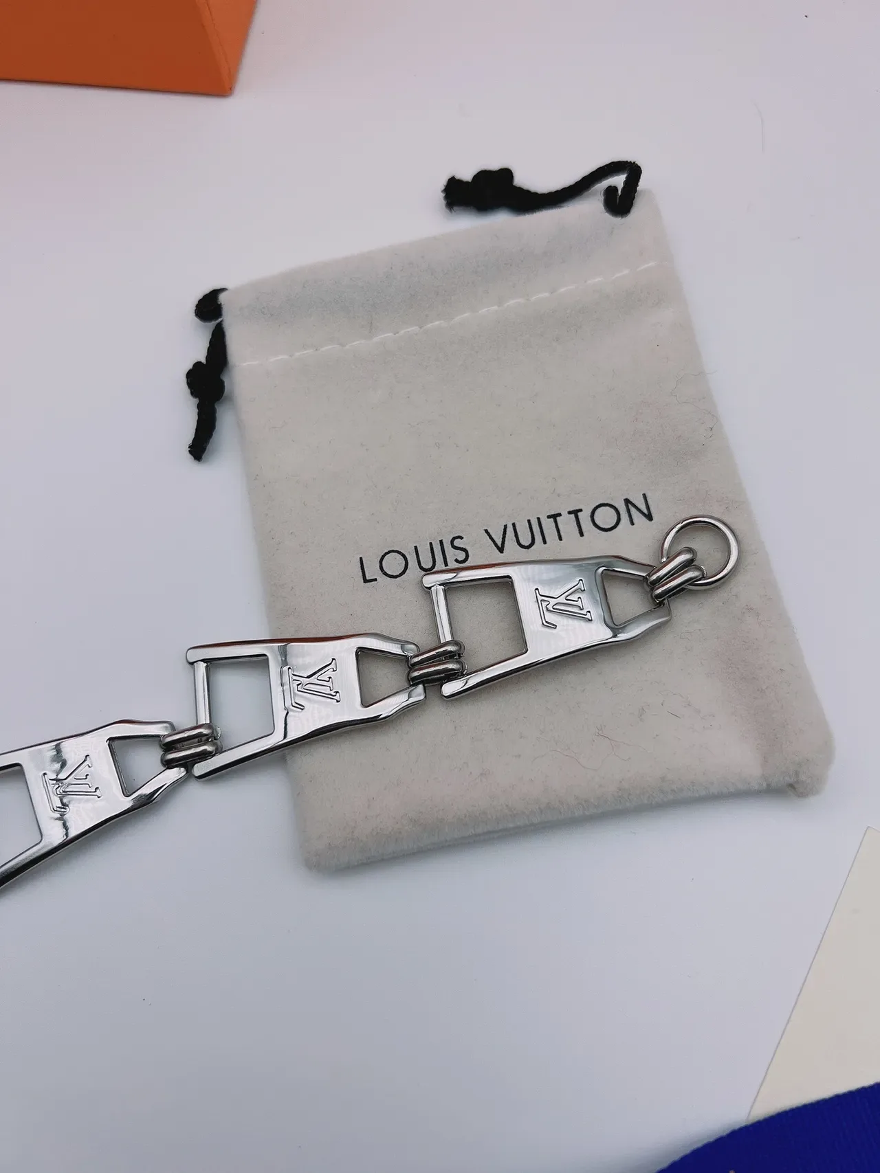 Collier Chaîne Louis Vuitton Argent Vert Métallique Monogramme Gravé 2