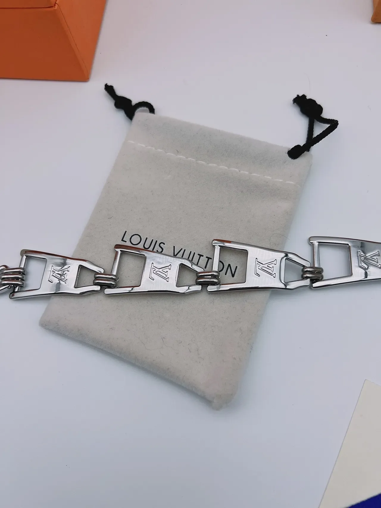 Collier Chaîne Louis Vuitton Argent Vert Métallique Monogramme Gravé 3