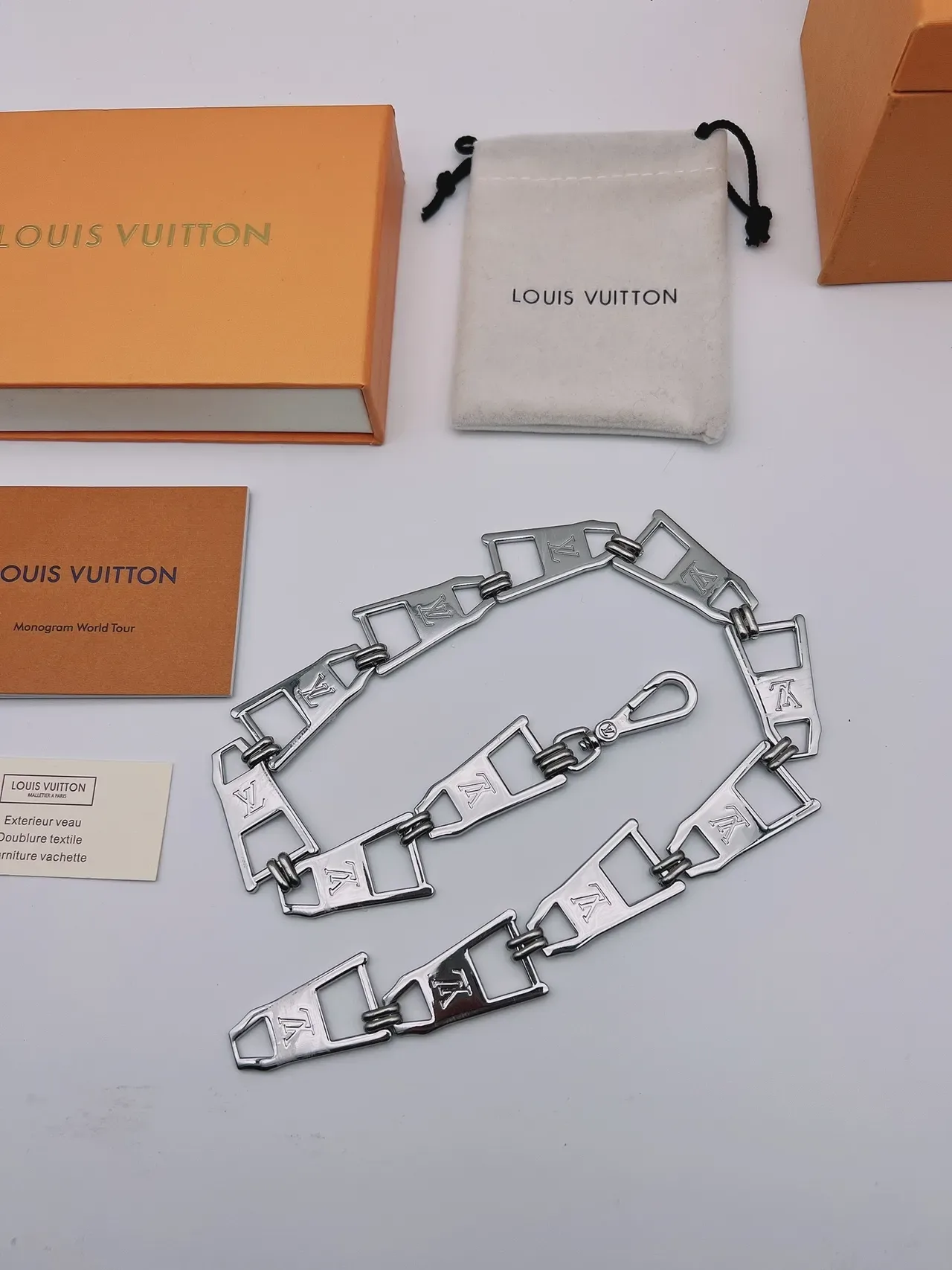 Collier Chaîne Louis Vuitton Argent Vert Métallique Monogramme Gravé 6