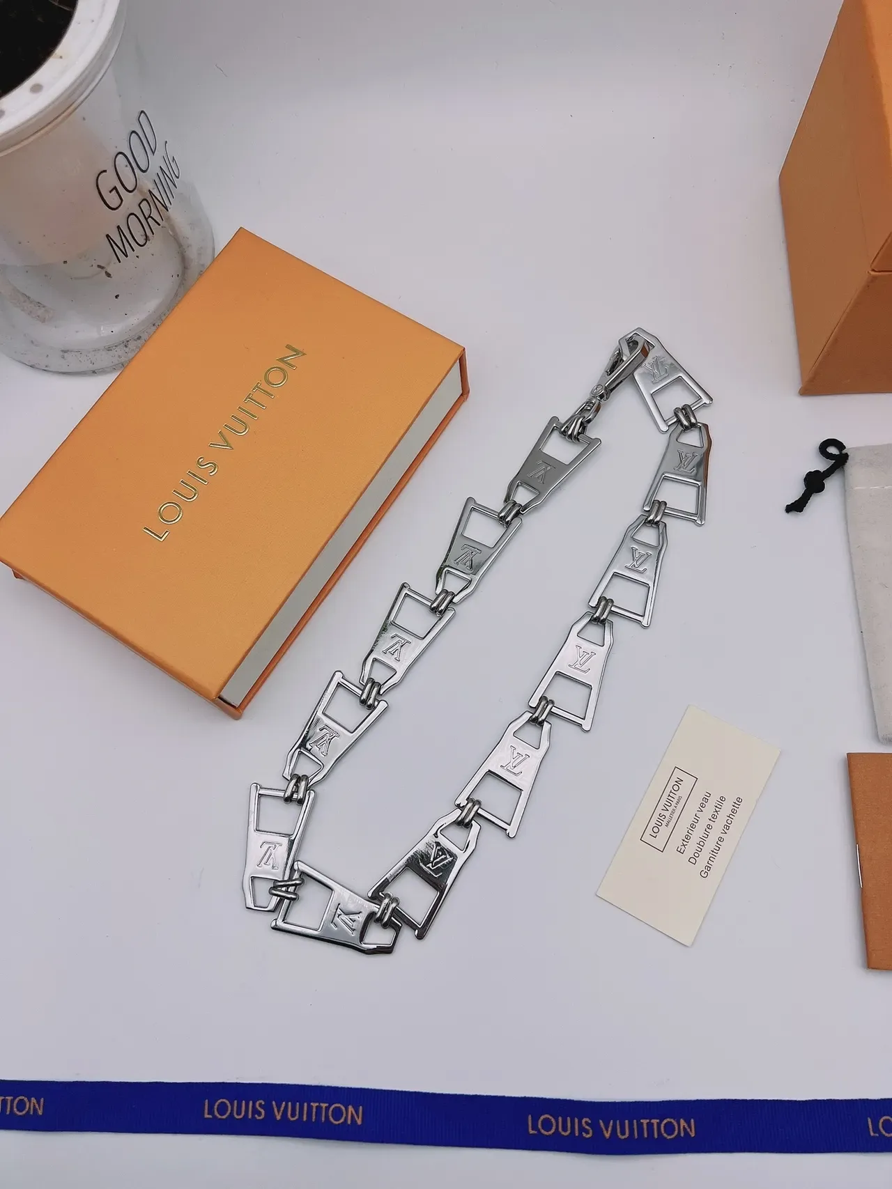 Collier Chaîne Louis Vuitton Argent Vert Métallique Monogramme Gravé 8