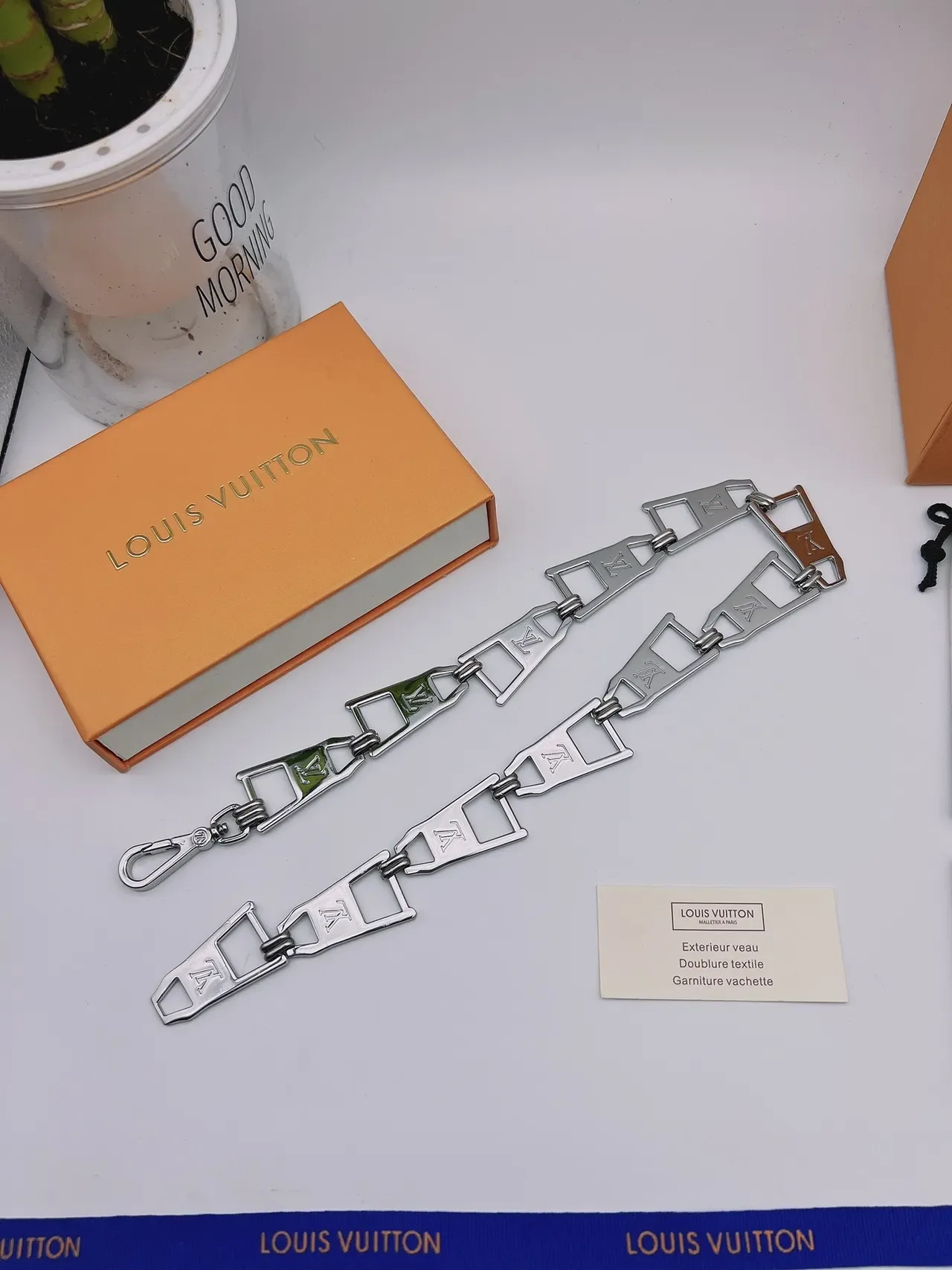 Collier Chaîne Louis Vuitton Argent Vert Métallique Monogramme Gravé 9
