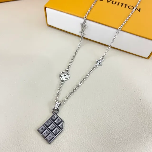 Louis Vuitton Pendente de Barra de Chocolate 4