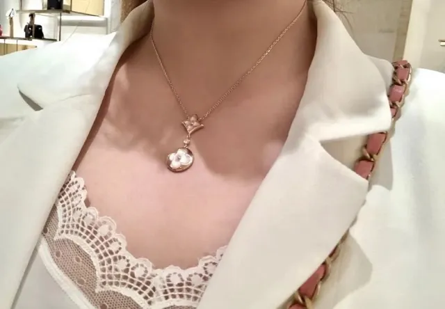 Louis Vuitton Collar con motivo de flor en tono dorado madreperla 8