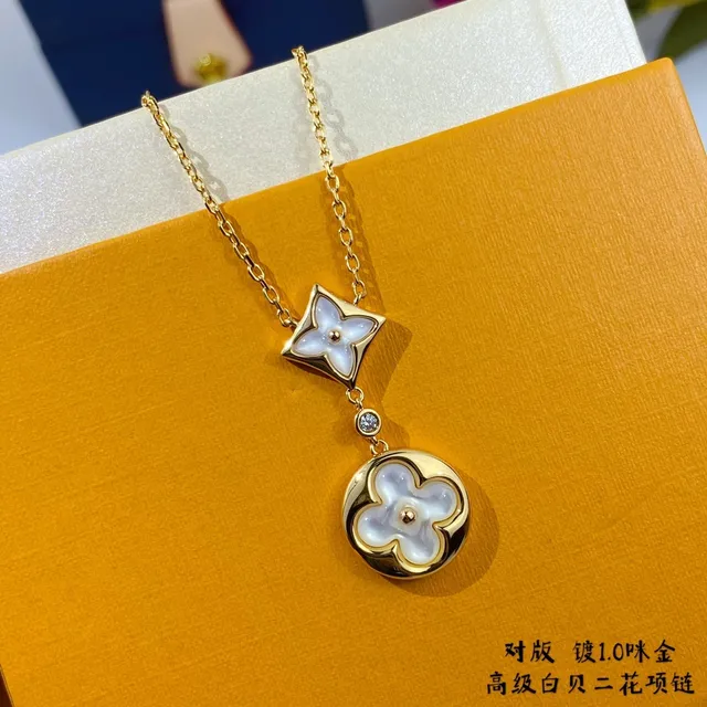 Louis Vuitton Collar con motivo de flor en tono dorado madreperla 9