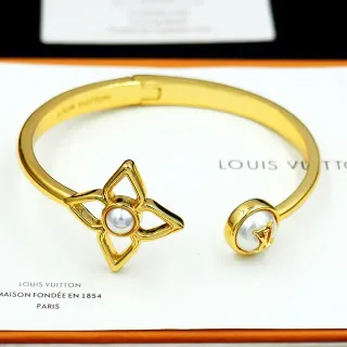 Louis Vuitton سوار مفتوح بنمط زهرة ولؤلؤ بلون ذهبي