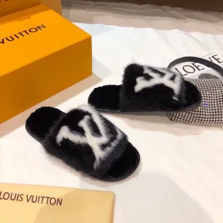 Louis Vuitton फर स्लाइड्स काला और सफेद मॉनोग्राम स्लिपर्स