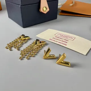 Louis Vuitton أقراط هندسية شكل L وفرنجي متدلية بحبات بلون ذهبي