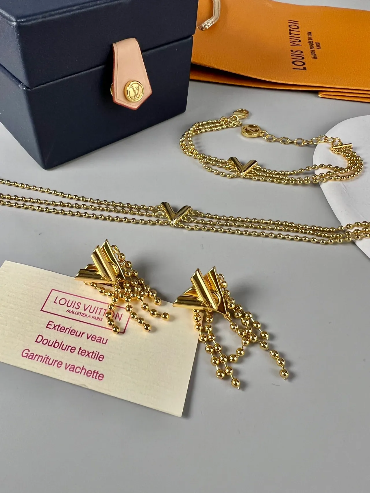 Louis Vuitton Boucles d'oreilles géométriques en forme de L et franges de perles en ton doré 2