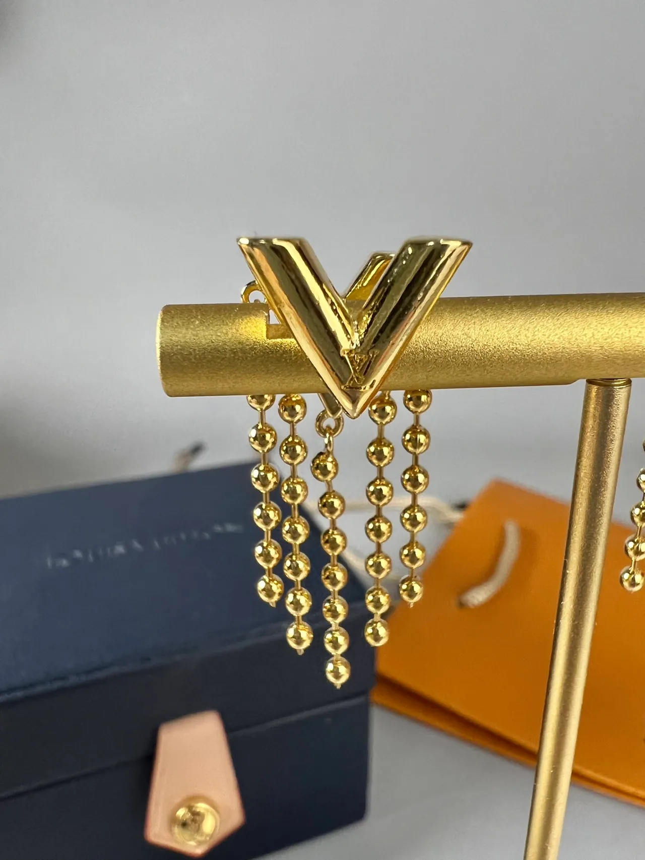 Louis Vuitton Boucles d'oreilles géométriques en forme de L et franges de perles en ton doré 3