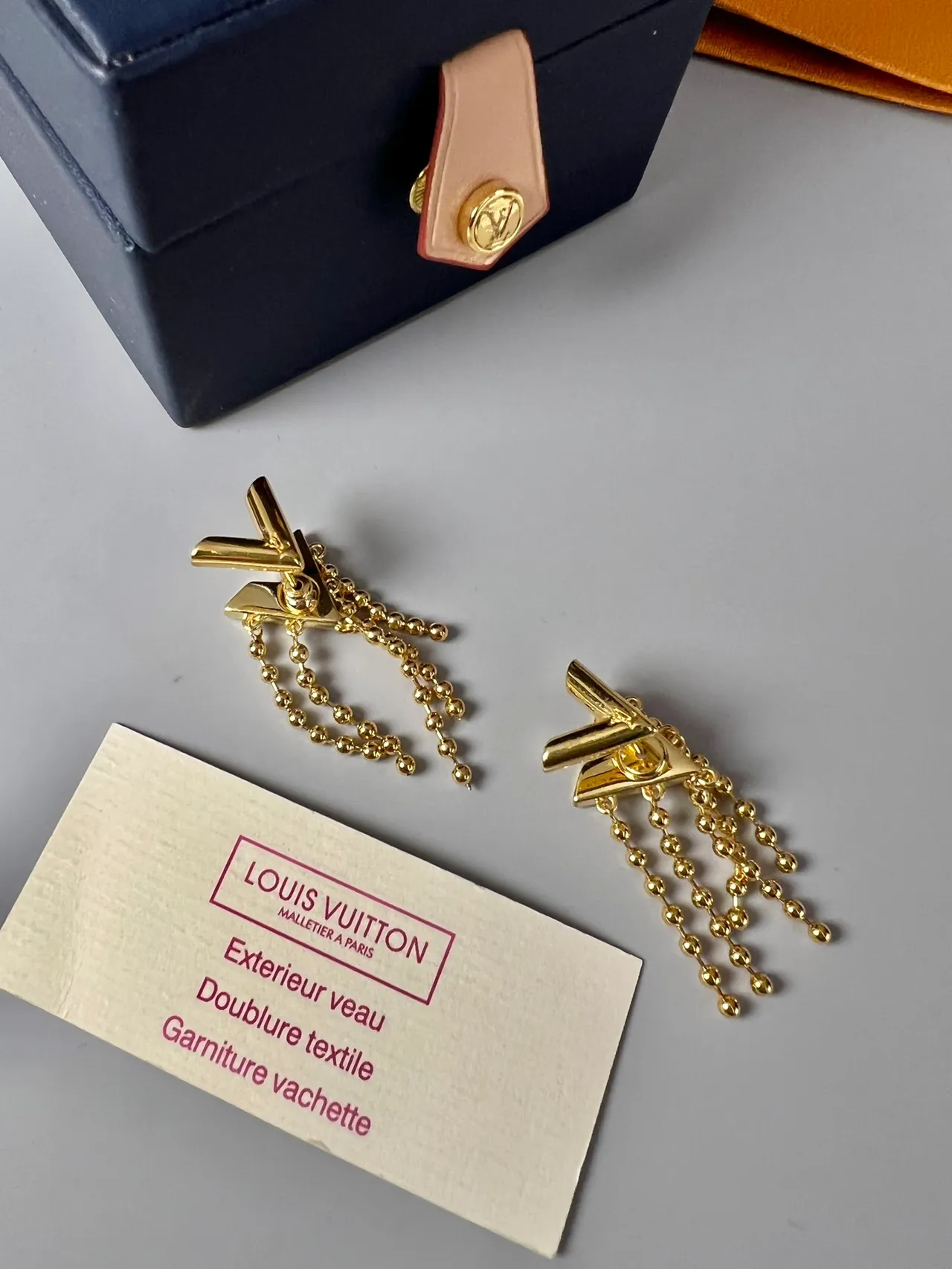 Louis Vuitton Boucles d'oreilles géométriques en forme de L et franges de perles en ton doré 4