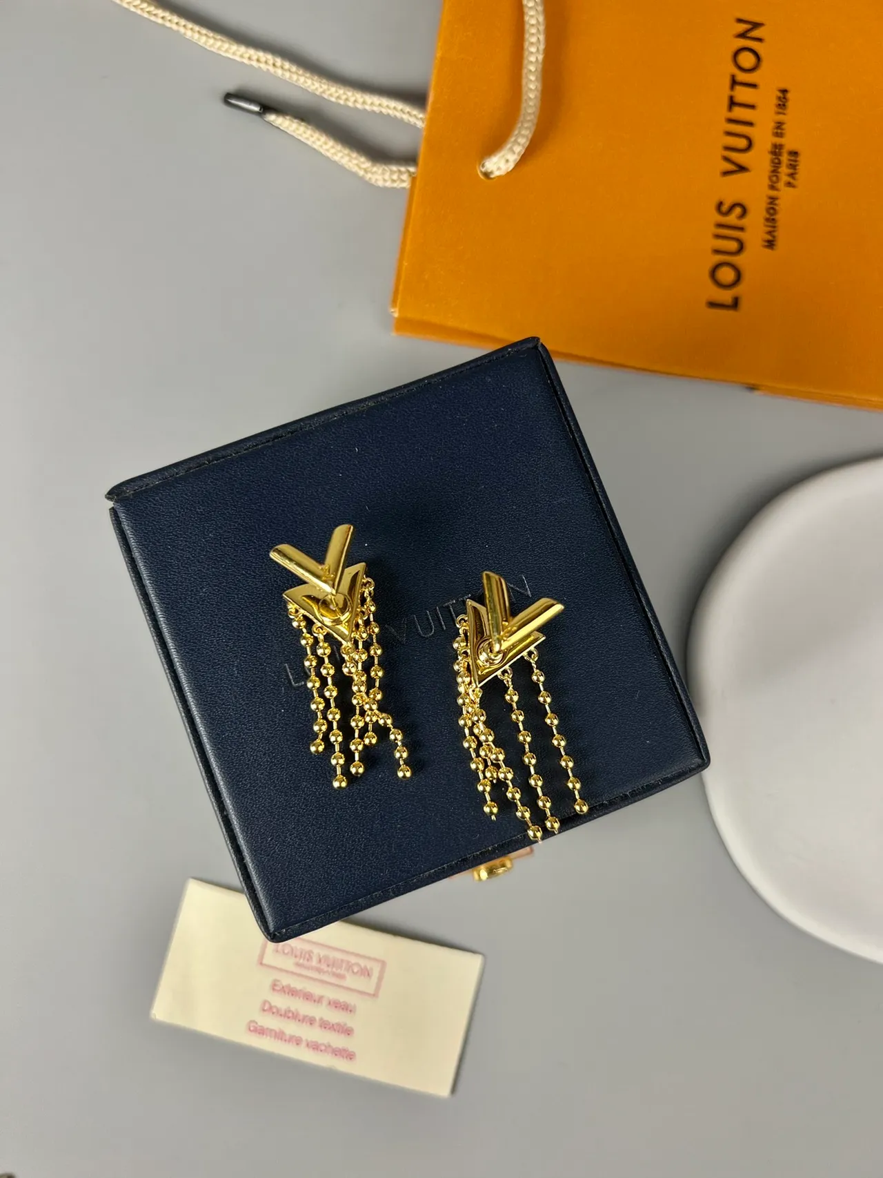 Louis Vuitton Boucles d'oreilles géométriques en forme de L et franges de perles en ton doré 5