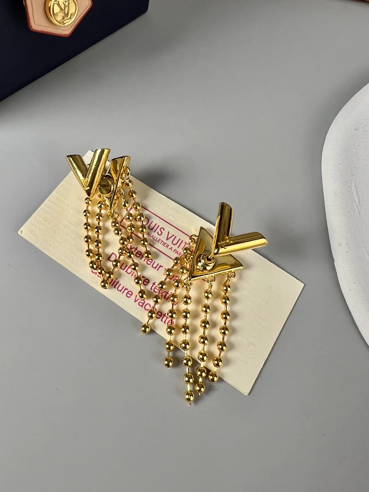 Louis Vuitton Boucles d'oreilles géométriques en forme de L et franges de perles en ton doré 6