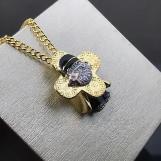 Colar Louis Vuitton dourado e preto gravado monograma em forma de trevo