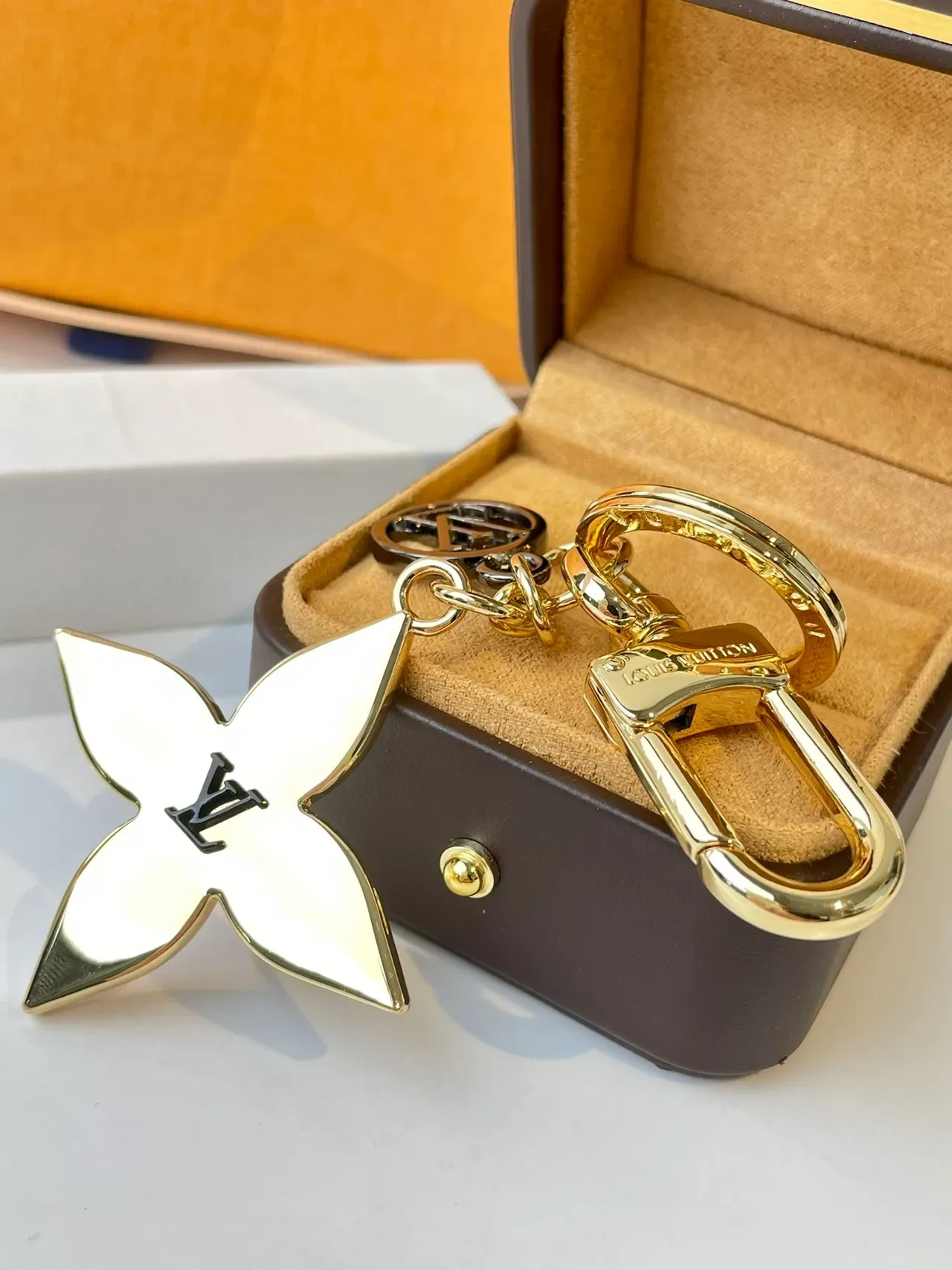 Louis Vuitton Pulsera Oro Negro Metal Pulido Esmalte Monograma 2