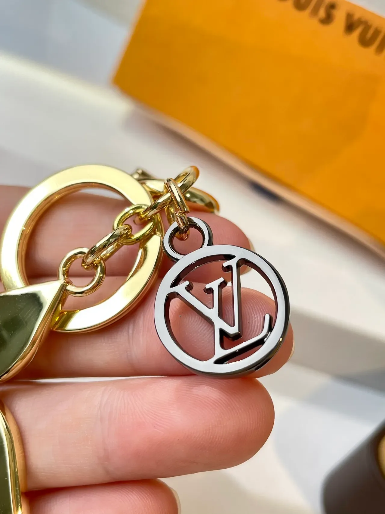 Louis Vuitton Pulsera Oro Negro Metal Pulido Esmalte Monograma 3