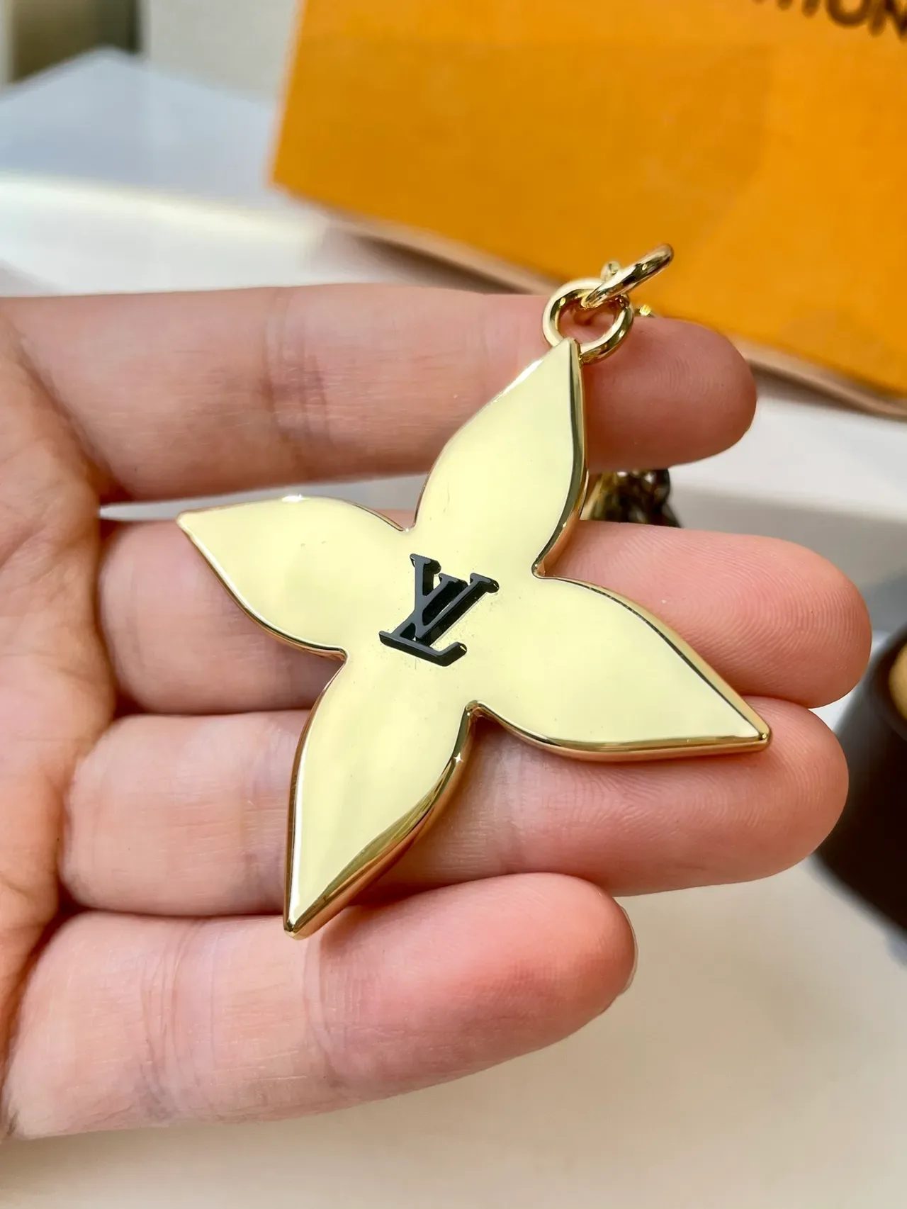 Louis Vuitton Pulsera Oro Negro Metal Pulido Esmalte Monograma 4